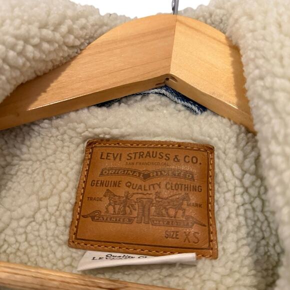 Levi’s Ex-Boyfriend Sherpa Trucker Jacket Light Wash Denim Fleece Hood Womens XS - Picture 9 of 10